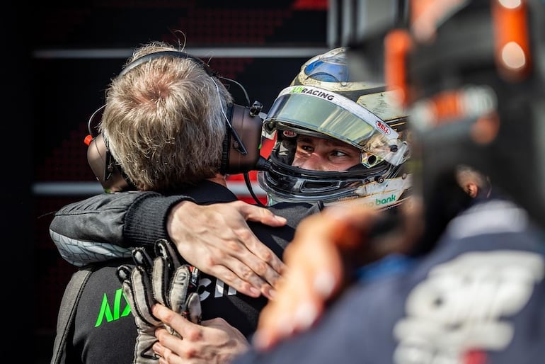 El paraguayo Joshua Duerksen celebera el triunfo en la carrera sprint de la Fórmula 2 en Azerbaiyán.