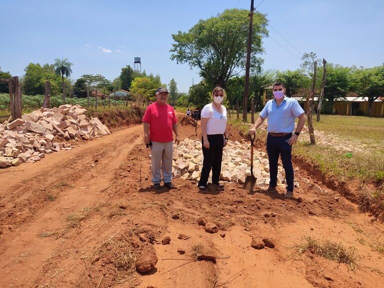 Tras denuncias de obras fantasmas, hoy iniciaron con la construcción de empedrado que debía haberse terminado hace un año atrás.