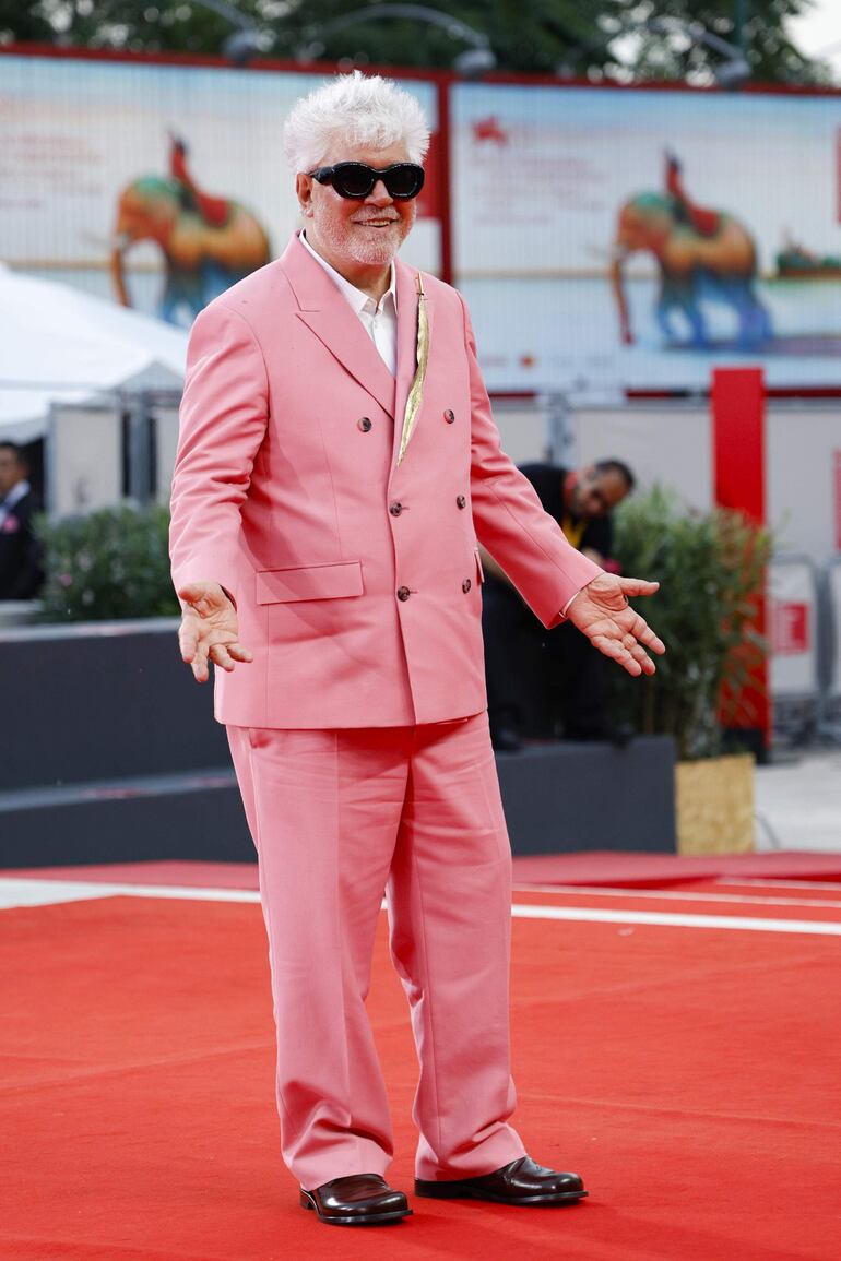 ¡Cancherísimo! Pedro Almodóvar con su traje rosa que llevaba la firma de Loewe. (EFE/EPA/FABIO FRUSTACI)
