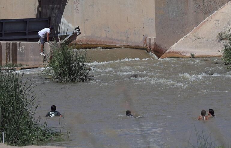 Autoridades de México y Estados Unidos reportaron el rescate de un grupo récord de 54 migrantes, uno de ellos ahogado, en el fronterizo río Bravo (río Grande en EE.UU.).