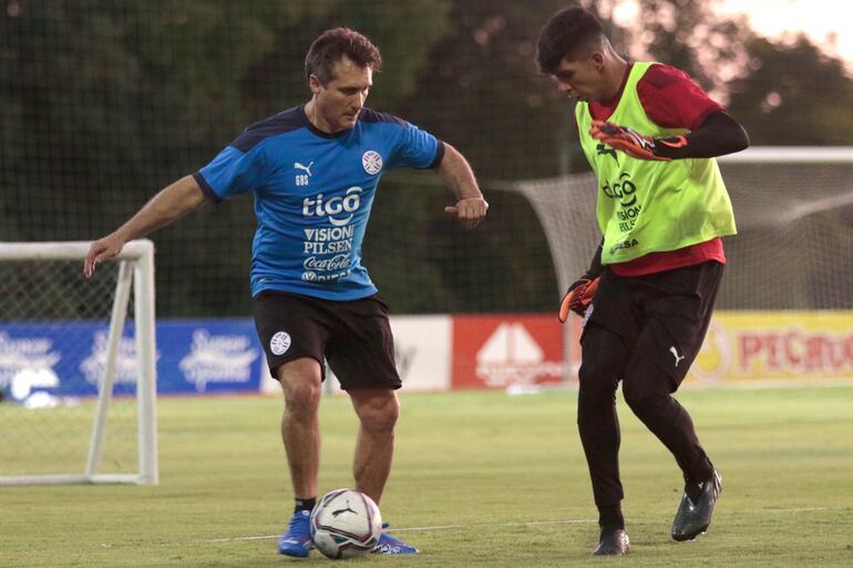 Guillermo Barros Schelotto prepara el equipo albirroja para medirse con Ecuador.