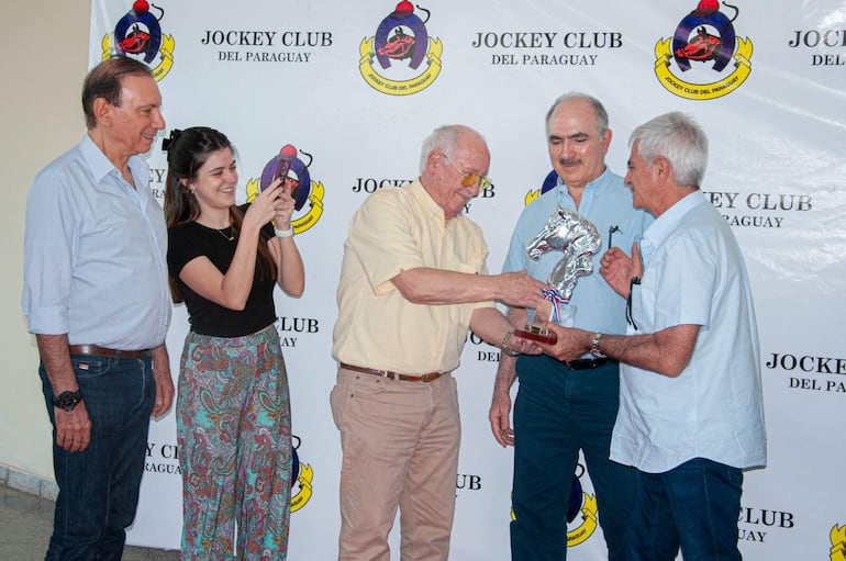 Honorio Grau recibió la copa “Rey de la recta” entregada por familiares del homenajeado póstumo Sigfrido Maluff.