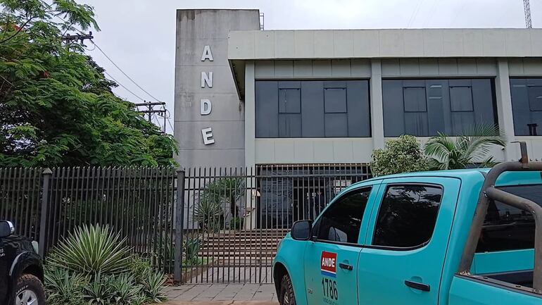 Fachada de la Agencia Regional de la ANDE en Villarrica.