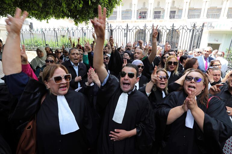 Abogados tunecinos gritan consignas durante una manifestación contra las recientes detenciones de colegas, frente al juzgado de Túnez.