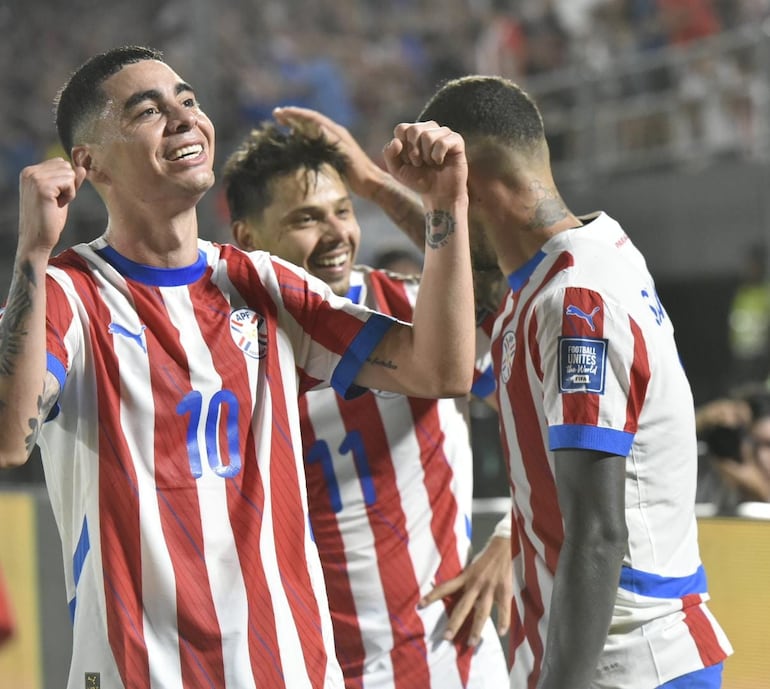 Miguel Almirón, Ángel Romero y Antonio Sanabria (d), jugadores de la selección de Paraguay, festejan un gol en un partido frente a Venezuela por la fecha 10 de las Eliminatorias Sudamericanas 2026 en el estadio Defensores del Chaco, en Asunción.