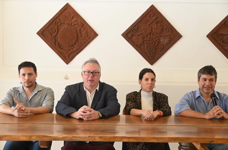 En conferencia de prensa, varios gremios manifestaron su preocupación por los cortes de la energía eléctrica que suministra la ANDE. Emilio Fernández, de la CNCSP; Oliver Gayet, de la ARPY; Josefina Otero, de la AIHPY y Joaquín González, de Capasu.