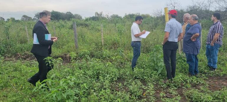 Mensura judicial realizada en la ribera del río Paraguay, donde la familia Domínguez Dibb reclama 22 hectáreas, que la municipalidad vendió como fiscal.