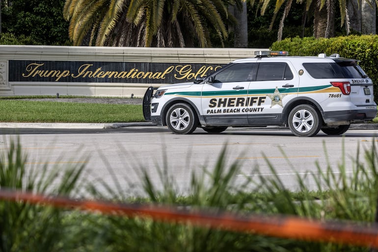 Un vehículo policial fuera del Trump International Golf Club en Palm Beach, Florida, este domingo.