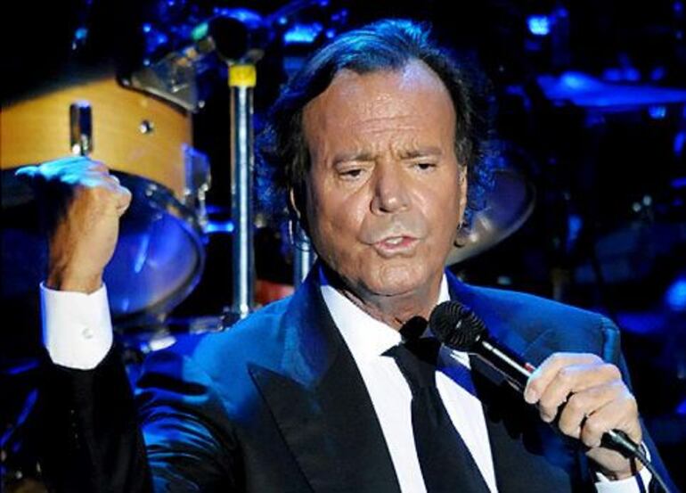 Julio Iglesias es el artista latino con más álbumes vendidos en todo los tiempos y ha recibido el premio a la trayectoria de los Grammy.