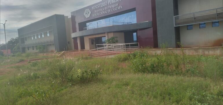 Local en construcción de la Fiscalía de Caazapá, abandonado hace años. (foto de archivo).