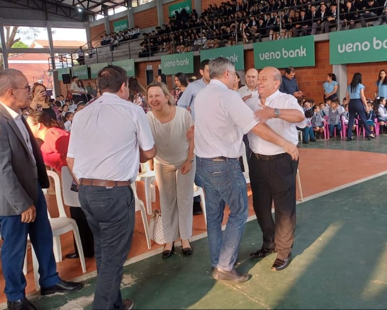 El director departamental de Central, Francisco Canatta, saluda de manera efusiva al ministro de Educación, Luis Ramírez, en un acto esta mañana.