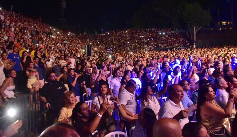 El público llenó el court central del Yacht para disfrutar del show de Só Pra Contrariar.