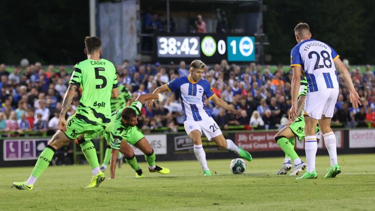 El paraguayo, Julio Enciso, durante el duelo ante Forest Green Rovers.