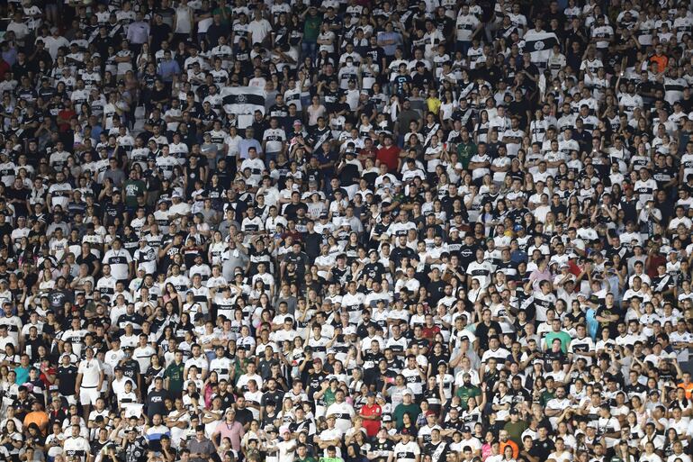 Aficionados de Olimpia asisten a un partido en el estadio Defensores del Chaco en Asunción.