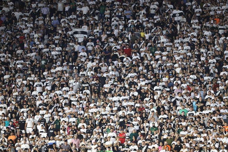 Los aficionados de Olimpia en el estadio Defensores del Chaco, en Asunción.