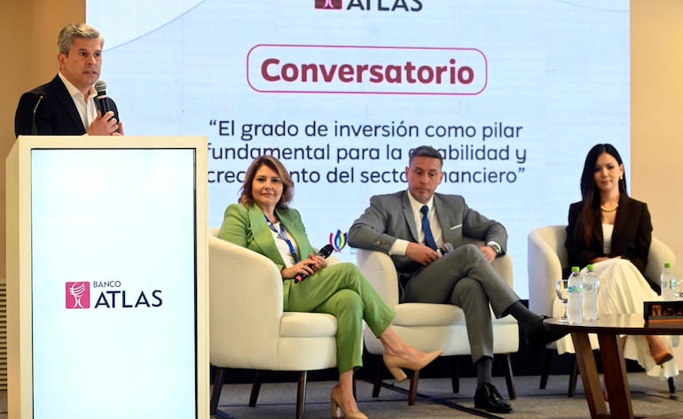 Hernando Lesme, gerente general de Banco Atlas, en la apertura del coloquio sobre grado de inversión.