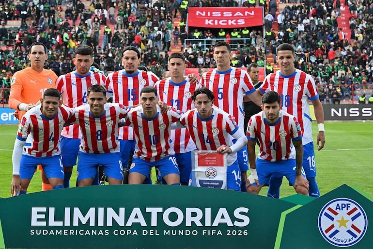 Los jugadores de Paraguay posan para una foto del equipo durante el partido de fútbol de las eliminatorias sudamericanas para la Copa Mundial de la FIFA 2026 entre Bolivia y Paraguay en el estadio Municipal de El Alto en El Alto, Bolivia.