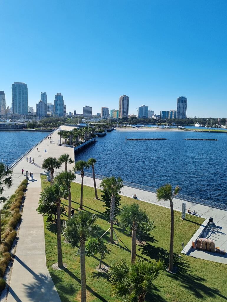 El nuevo muelle de St. Petersburg, Florida, es una estructura impresionante que ha transformado la línea costera de la ciudad.