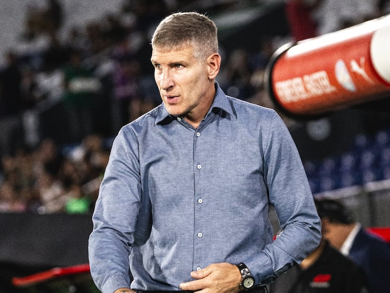 El argentino Martín Palermo, técnico de Olimpia, en el partido frente a Libertad por la décimo sexta fecha del torneo Clausura 2024 del fútbol paraguayo en el estadio Defensores del Chaco, en Asunción, Paraguay.