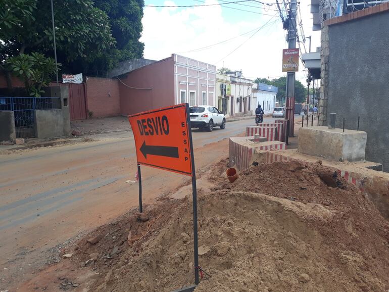 La calle Saturio Ríos y San Lorenzo se encuentra en esta situación desde hace más de dos meses debido a los trabajos que realiza la Essap.