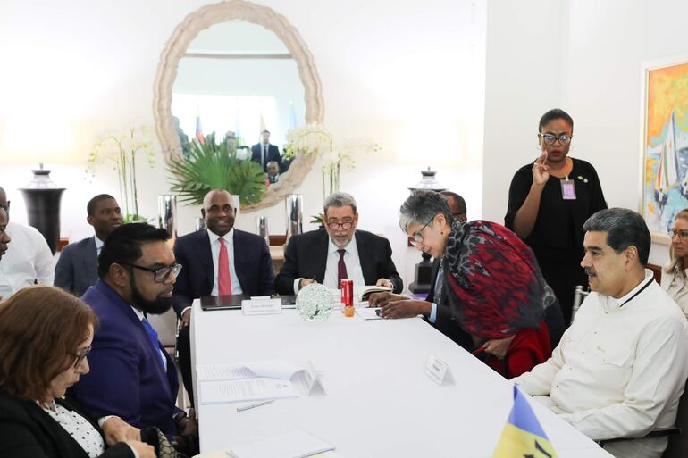 El presidente venezolano, Nicolás Maduro (d), durante su reunión con el mandatario de Guyana, Irfaan Ali (2i), acompañados por el primer ministro de San Vicente y las Granadinas, Ralph Gonsalves (c-d), hoy, en Argyle, cerca de Kingstown (San Vicente y las Granadinas). Los presidentes de Venezuela, Nicolás Maduro, y de Guyana, Irfaan Ali, comenzaron, pasadas las 14:00 hora local (18:00 GMT), la reunión pautada para este jueves en San Vicente y las Granadinas, donde abordan la disputa que mantienen sus respectivos países por la Guayana Esequiba, un territorio de unos 160.000 kilómetros cuadrados.