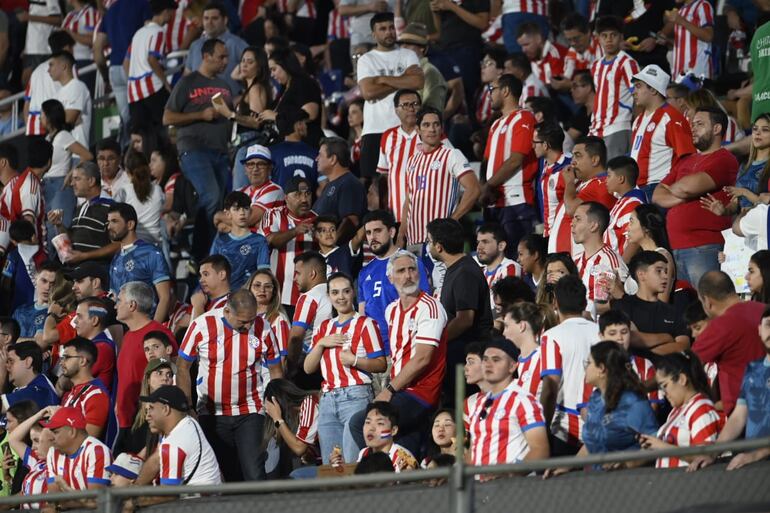 Los hinchas de Paraguay en la previa del partido frente a Argentina por las Eliminatorias Sudamericanas 2026 en el estadio Defensores del Chaco, en Asunción.