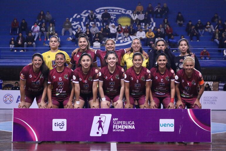 Las jugadoras de Exa Ysaty FC en la foto previa al partido contra Olimpia en la final de la Superliga Femenina 2023 en el Polideportivo de Sol de América, en Asunción.