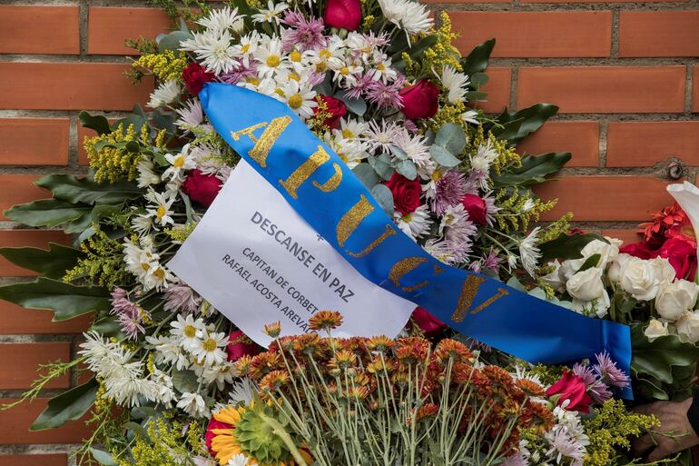 Una ofrenda floral en la entrada del Comando General de la Armada Bolivariana en honor al capitán Rafael Acosta Arevalo, en Caracas.