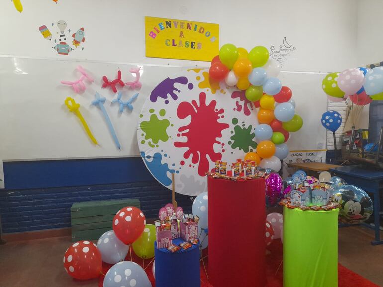 Con aulas decoradas y muchos regalos, los docentes aguardan a los alumnos en las aulas, en ocasión al festejo del Día del Niño.