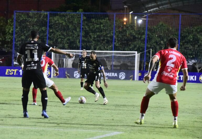 Luis de la Cruz intenta una llegada para Trinidense en el juego ante General Caballero