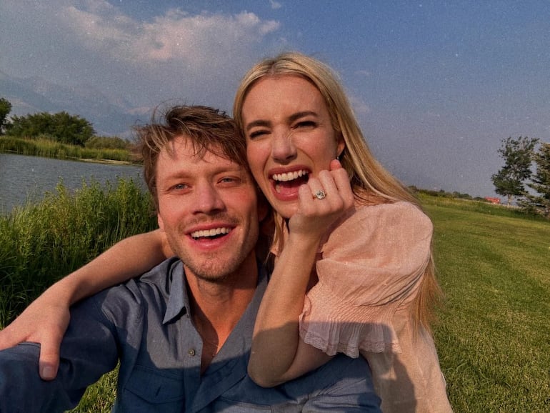 Con esta postal mostrando su anillo, Emma Roberts contó que se comprometió con Cody Jhon. (Instagram/Emma Roberts)