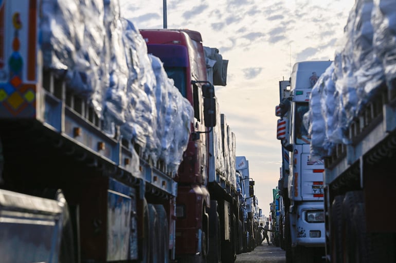 Camiones con ayuda humanitaria el domingo en la frontera entre Egipto y Gaza.