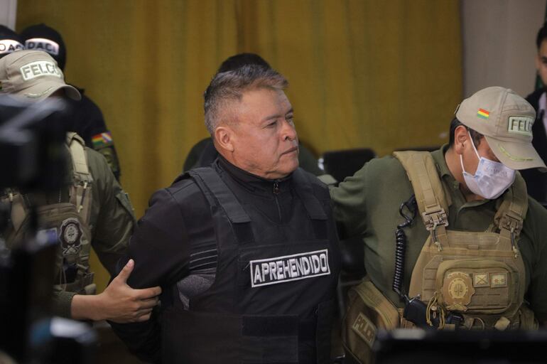 El destituido jefe militar del Ejército de Bolivia, Juan José Zúñiga, es escoltado para su presentación en dependencias de la Fuerza Especial de Lucha Contra el Crimen el pasado 26 de junio.