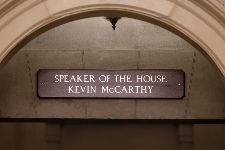 En la Cámara de Representantes estadounidense y en el Parlamento británico, “presidente (de la Cámara)”, mejor que “portavoz”, es el equivalente adecuado en español para el anglicismo “speaker”.