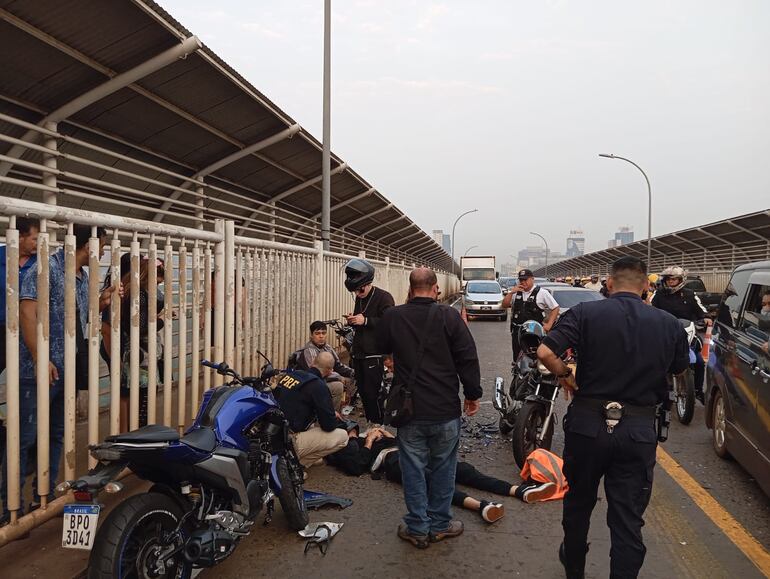 Los heridos fueron trasladados en una ambulancia hasta el Hospital Municipal de Foz de Iguazú.