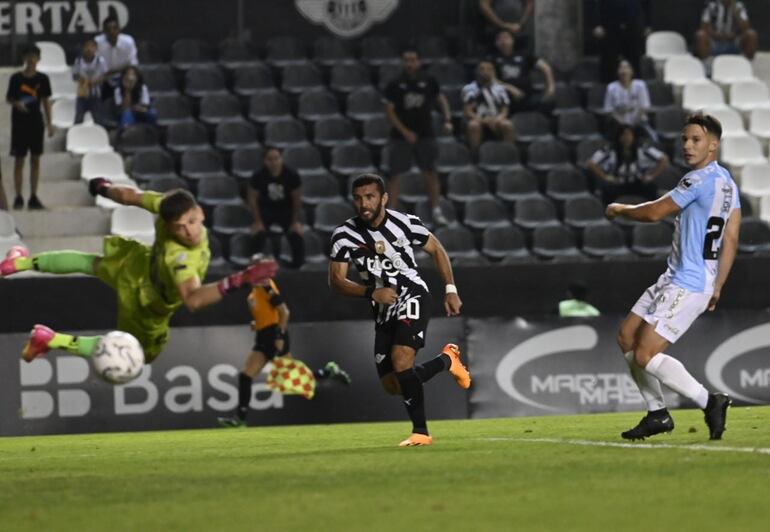 Antonio Bareiro (c), jugador de Libertad, observa el balón después de un cabezazo tras el pase de Alexander Barboza para convertir le cuarto tanto contra Guaireña por la tercera ronda del torneo Clausura 2023 del fútbol paraguayo en el estadio La Huerta, en Asunción.