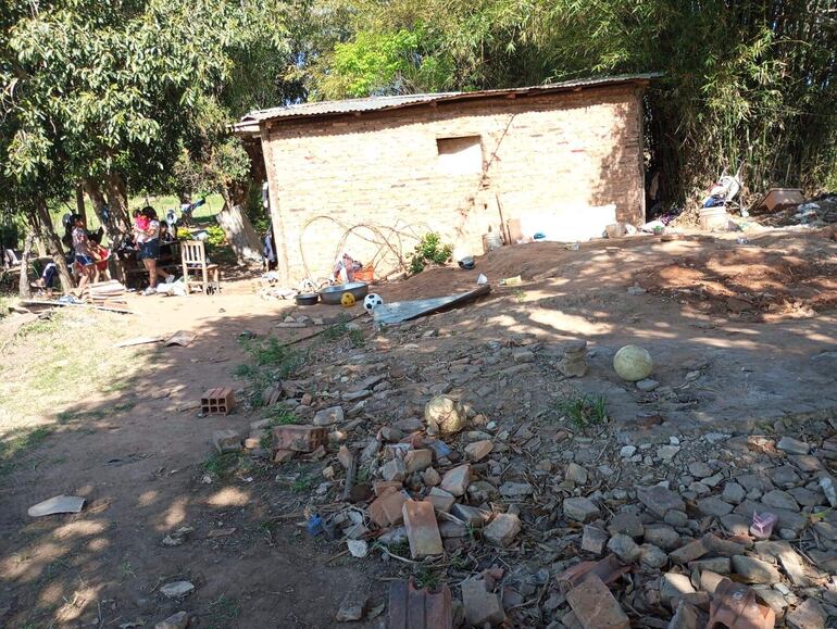 En la vivienda de la compañía Cerro Pindo una madre espera la ayuda solidaria para tener un techo digno.