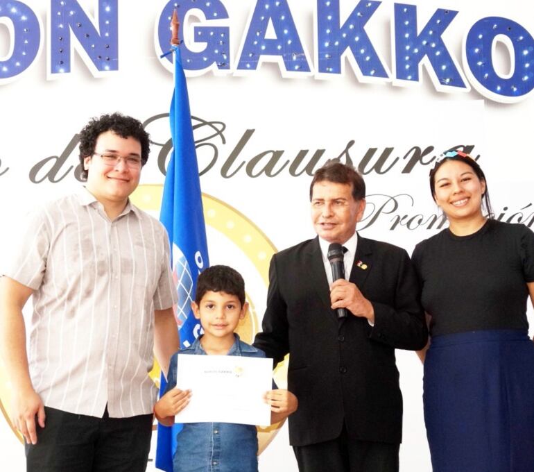 El doctor Dionisio Ortega junto a un niño becario y sus padres.