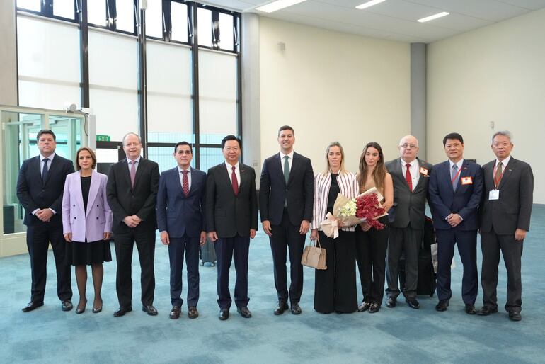 El presidente electo, Santiago Peña, junto a la comitiva paraguaya y autoridades de Taiwán.