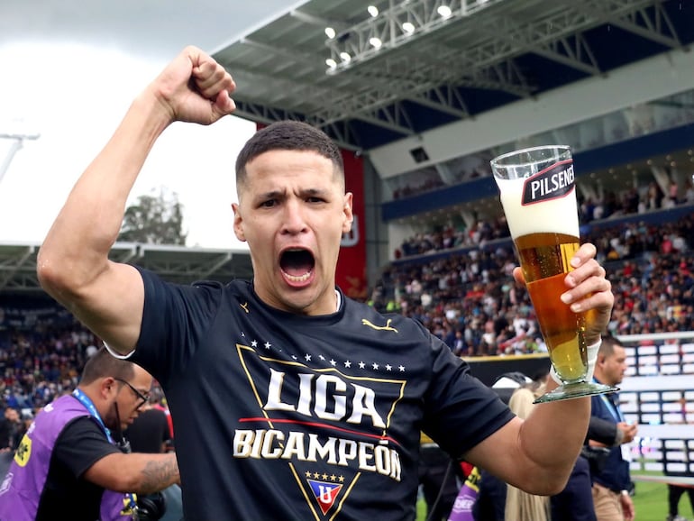 El paraguayo Alex Arce, futbolista de la Liga de Quito, celebra la conquista de la Liga Pro de Ecuador en el estadio Banco Guayaquil, en Quito.