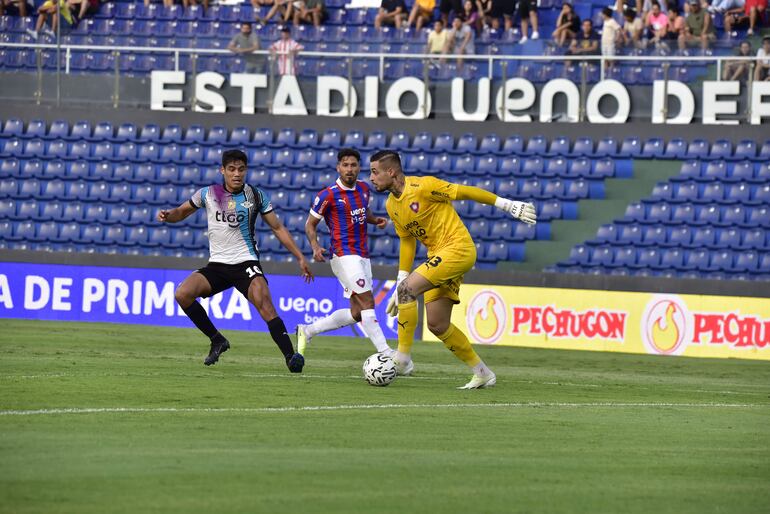 El arquero de Cerro Porteño, Jean Fernandes  sale jugando con los pies ante la presión del delantero de Libertad Lorenzo Melgarejo. El brasileño tuvo algunas salidas de este tipo, tratando de buscar ser el primer pase limpio en la salida.