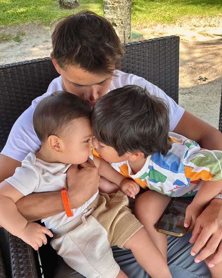 Ángel Romero con sus hijos Ciro y Zadquiel. (Instagram/Gabriela Miskinich)