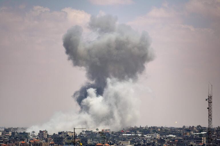 El humo se eleva después de un ataque aéreo israelí, en Rafah, sur de la Franja de Gaza, el martes.