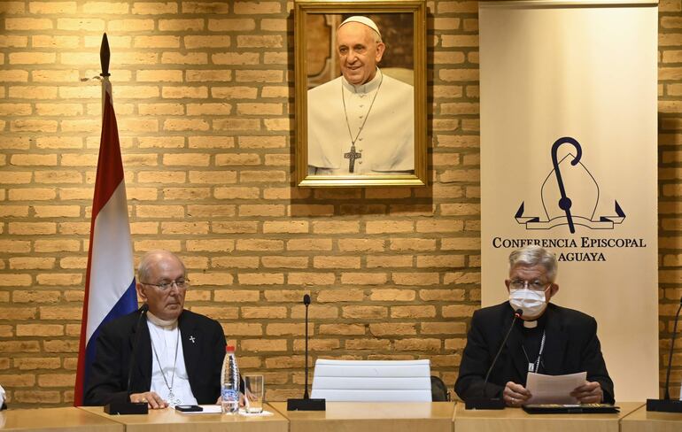 Nuevo arzobispo Adalberto Martìnez (der.) asumió hoy en reemplazo de monseñor Edmundo Valenzuela (izq.), quien deja el puesto luego de fenecer la prórroga que le concedió el papa Francisco. Este último pidió a la comunidad mundial trabajar en contra de los casos de abuso y acoso dentro de la Iglesia.