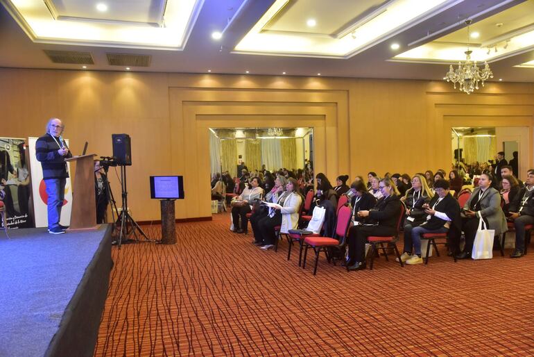 El doctor Manuel Fresco, director del Centro Nacional de Adicciones, disertó durante el seminario nacional sobre “Protección de niñas, niños y adolescentes en el ámbito educativo”.