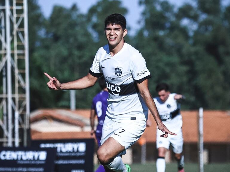 Alan Cano, futbolista de Olimpia, celebra un gol en el partido frente a Tacuary por la Categoría Reserva.