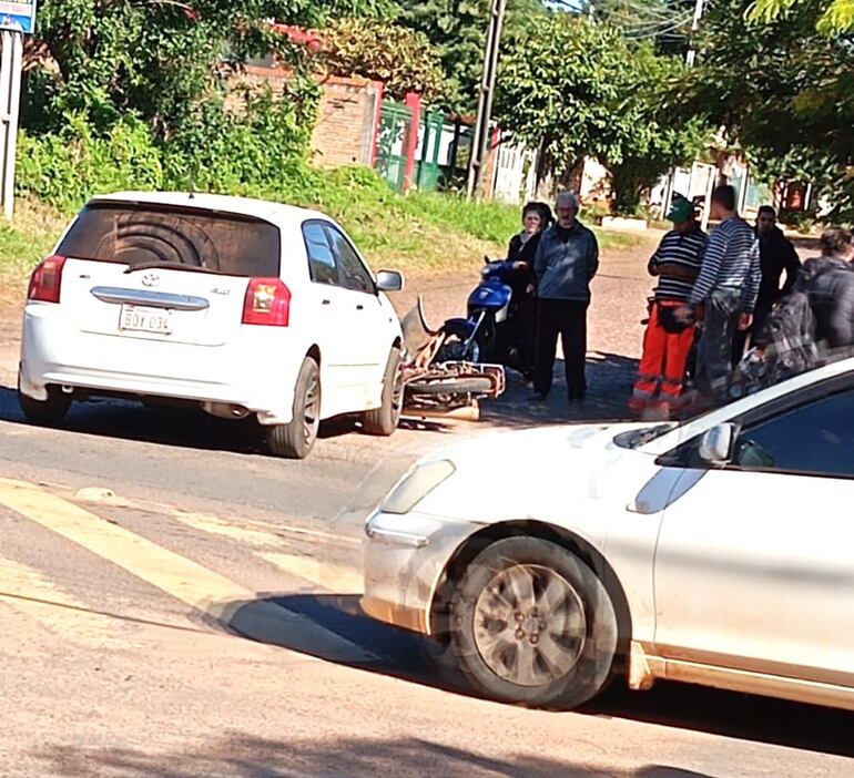 La conductora del automóvil cruzó la ruta sin la debida precaución y arrolló a los ocupantes de la motocicleta.