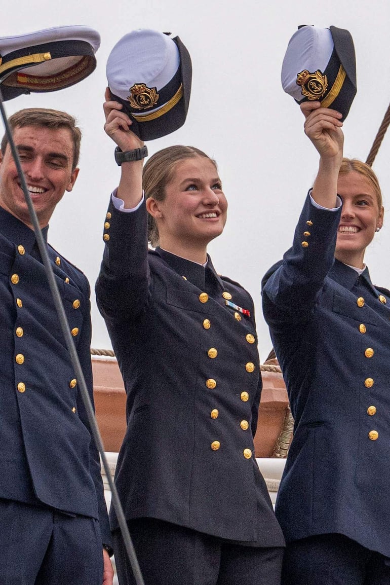 La Princesa de Asturias, Leonor, saluda junto a sus compañeros guardiamarinas momentos antes de zarpar desde el muelle del puerto de Cádiz en el buque escuela de la Armada española Juan Sebastián de Elcano para iniciar la travesía del 97 crucero de instrucción.