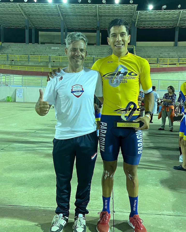 Carlos Domínguez junto a su entrenador Gustavo Artacho luego de la conquista.