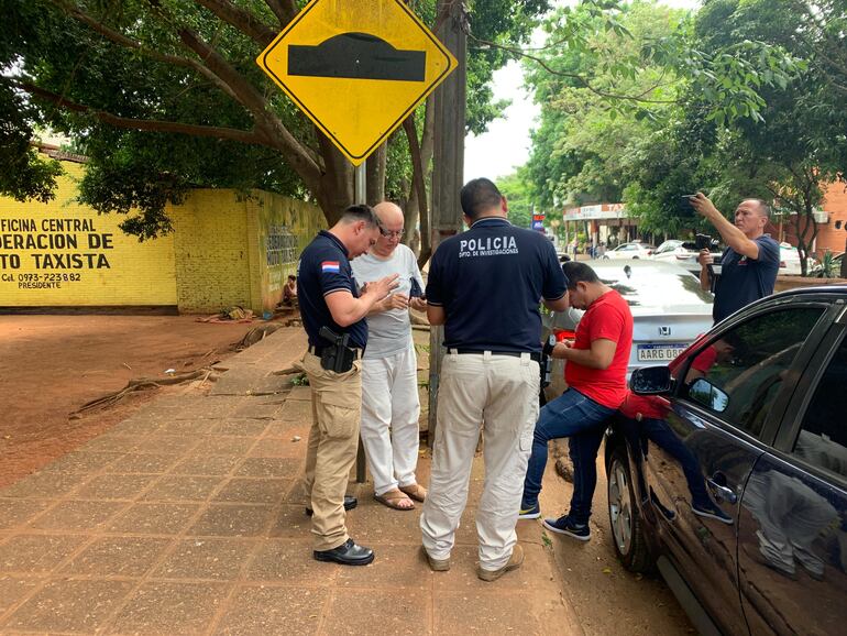 Policías del Departamento de Investigación de Delitos se constituyeron en el lugar del asalto para iniciar las pesquisas.